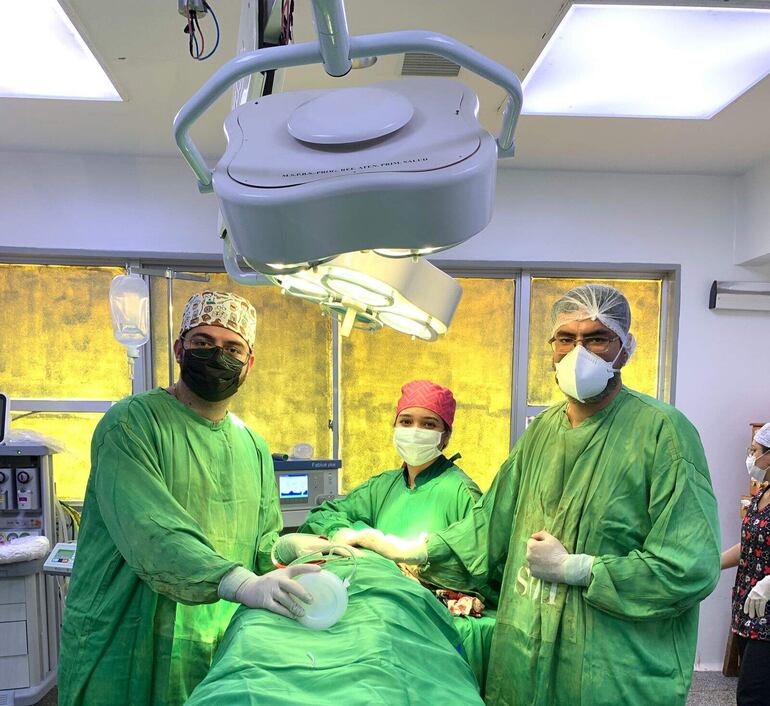 Equipo médico en el momento de la cirugía.