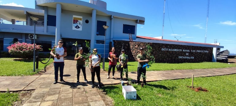 Voluntarios plantaron árboles frutales y de sombra en el destamento naval y de prefectura del barrio Mboika'ë.