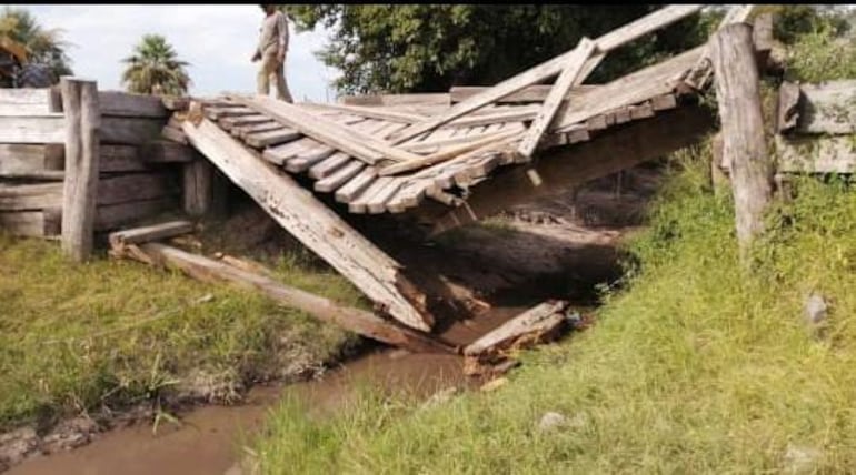 El puente de Zanja Ñandú de Ciervo Blanco colapsó.