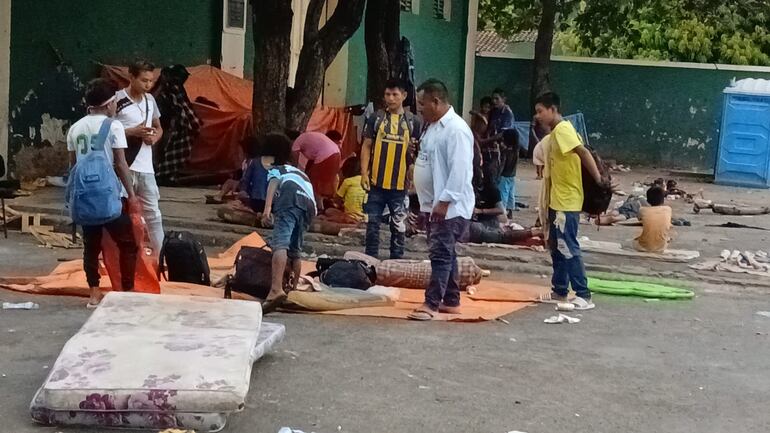 Miembros de la comunidad indígena San Alberto Guayaqui Kuá de Caaguazú se encuentran apostados frente a la sede del Indi