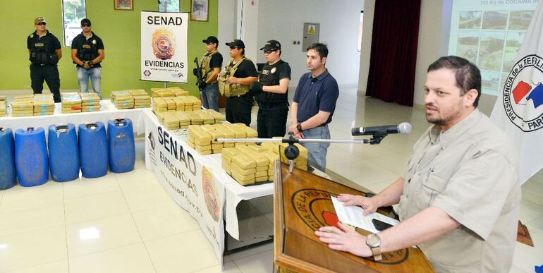 El entonces titular de la Senad Luis Rojas y el fiscal Marcelo Pecci, explican los detalles del operativo que concluyó con la incautación de los 355 kilos de cocaína. Fue en el 2015.