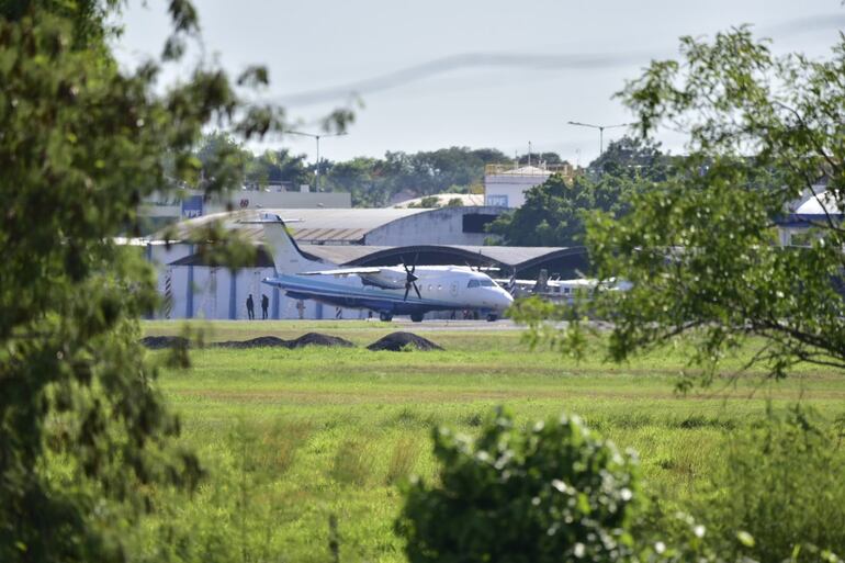 El avión C-146A Wolfhound operado por el Comando de Operaciones Especiales de la Fuerza Aérea de Estados Unidos con matrícula 63020, estacionado en la plataforma militar del aeropuerto Silvio Pettirossi.