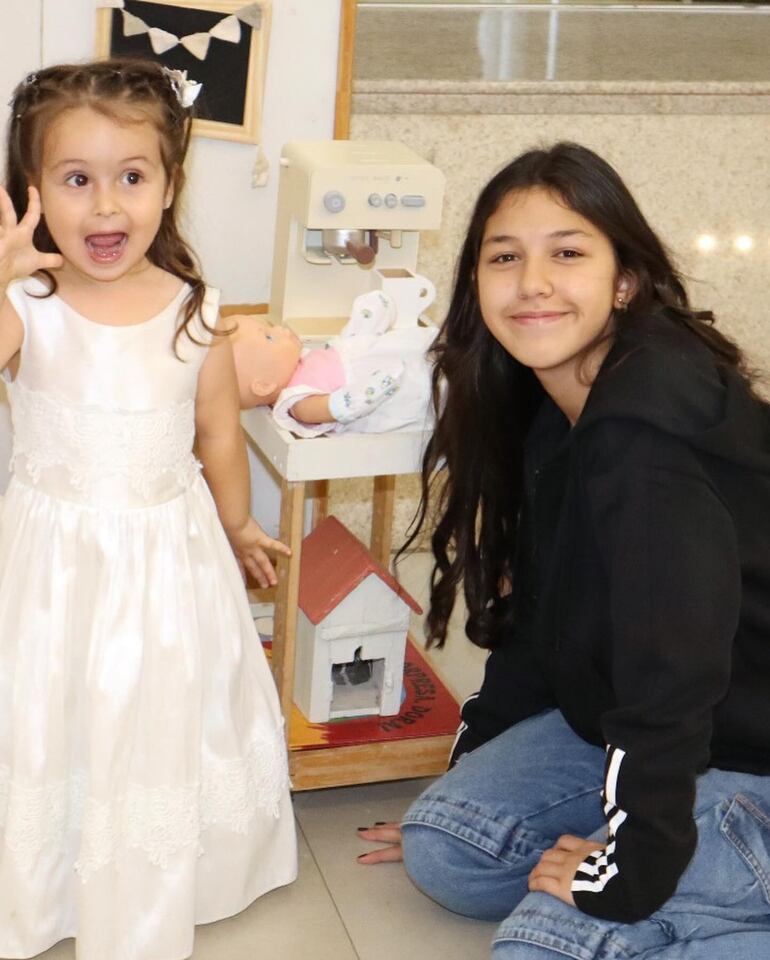 La dulce Ingrita jugando con su hermana Alessandra. (Instagram/Ingrid Poka)