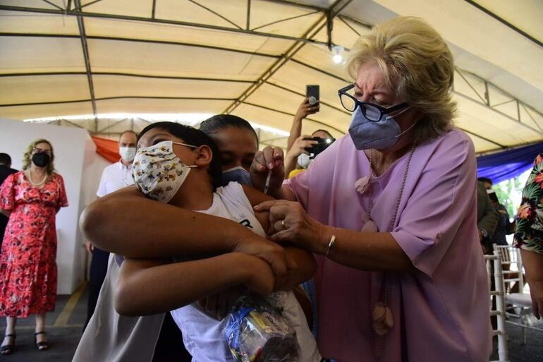 Un niño recibe una dosis de una vacuna contra la covid-19, durante el lanzamiento oficial de la campaña de vacunación en niños de 5 a 11 años en San Lorenzo. EFE.