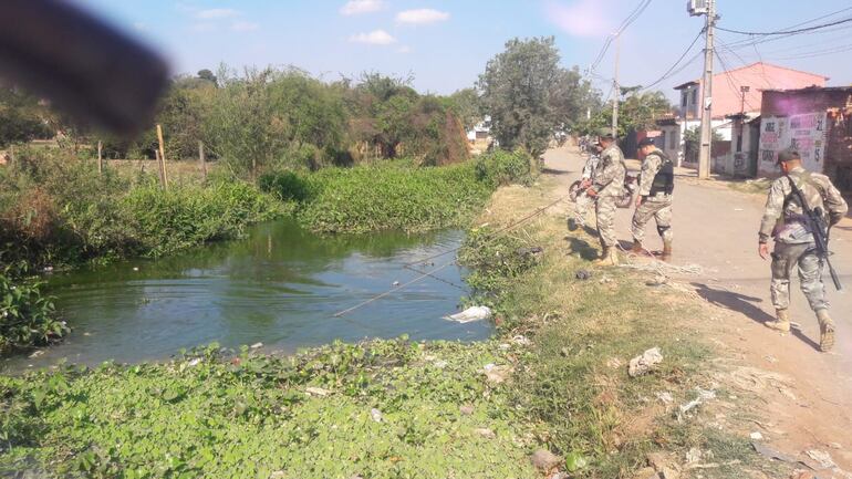 Agentes policiales están en la búsqueda del arma que mató al suboficial inspector Benito Javier Báez Figueredo, de 39 años.