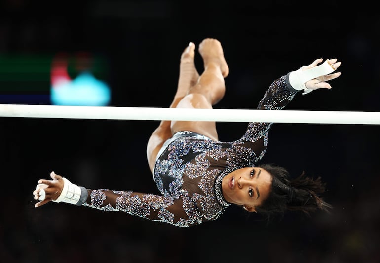 Paris (France), 28/07/2024.- Simone Biles of USA performs on the Uneven Bars at the Women's Qualification of the Artistic Gymnastics competitions in the Paris 2024 Olympic Games, at the Bercy Arena in Paris, France, 28 July 2024. (Francia) EFE/EPA/ANNA SZILAGYI
