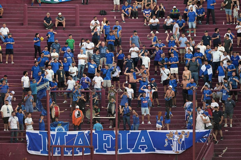 Los fanáticos del Cruzeiro animando a su equipo antes del inicio del partido de vuelta de la semifinal de la Copa Sudamericana entre Lanús de Argentina y Cruzeiro de Brasil, en el estadio Ciudad de Lanús en Lanús, provincia de Buenos Aires, en octubre pasado.