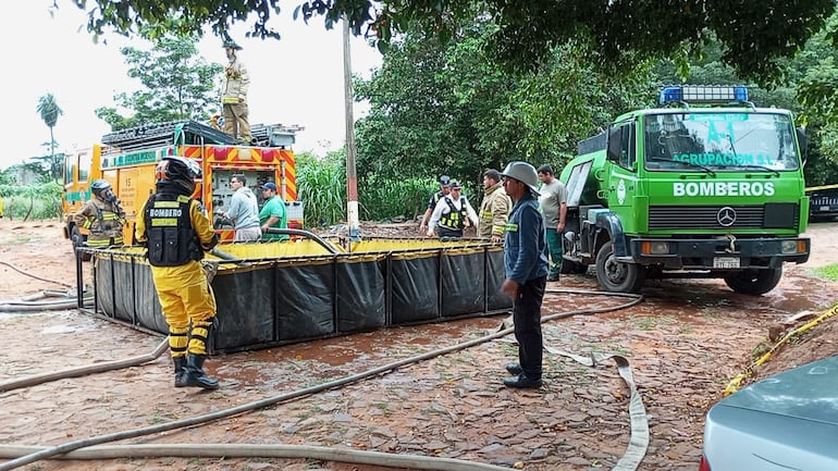 Bomberos voluntarios trabajan para sofocar incendio en San Lorenzo.