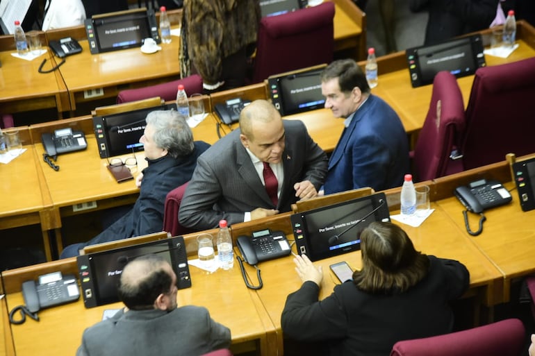 El senador Basilio "Bachi" Núñez conversa con los legisladores de la oposición.