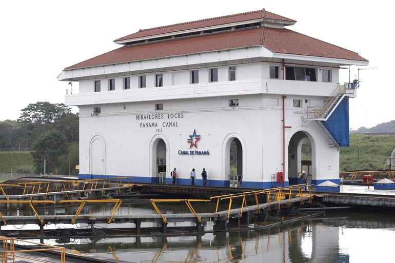 Fotografía de una sección de las esclusas Miraflores del Canal de Panamá este lunes, en Ciudad de Panamá.
