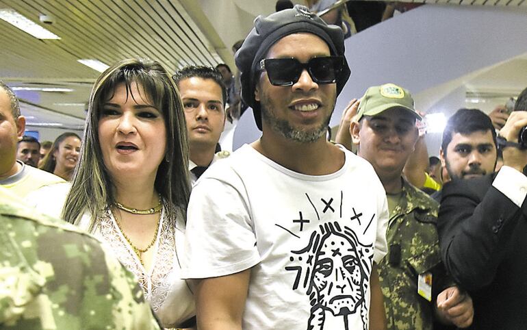 Dalia Angélica López, junto con Ronaldinho Gaúcho, en el aeropuerto Silvio Pettirossi, cuando el astro brasileño arribó al país el pasado 4 de marzo. Él está preso, y ella está prófuga.