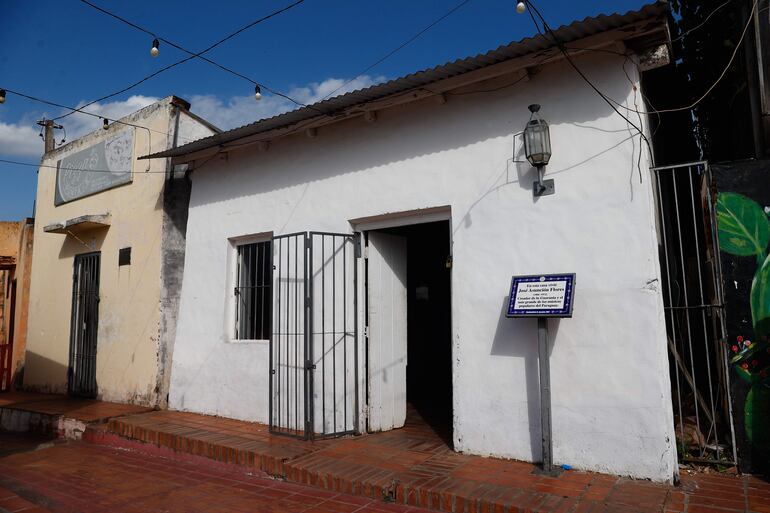 Fotografía del 29 de noviembre de 2024 de la casa donde vivió José Asunción Flores, creador de la Guarania, ubicada en el barrio Chacarita de Asunción (Paraguay).