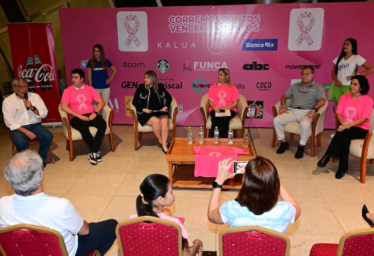 Organizadores de las actividades en el  marco del mes de la lucha contra el cáncer de mamas.