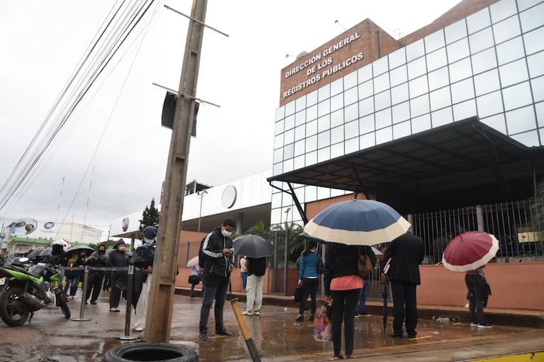 Fila de personas frente a la sede de Registros Públicos, sobre Eusebio Ayala casi R.I.18 Pitiantuta, en Asunción.