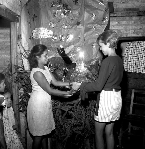 Evanhy entrega el premio a la ganadora del segundo lugar del concurso de pesebres de ABC Color en 1969.