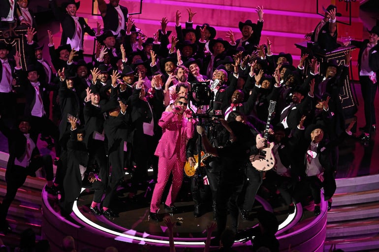 El canadiense Ryan Gosling se presentó en el escenario acompañado del icónico Slash y 65 bailarines. (Patrick T. Fallon / AFP)