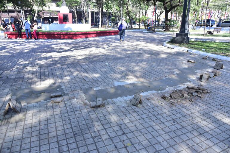 Vergonzoso “lecherado” en la plaza Juan E. O’Leary, en vez de poner baldosas. Es parte de los remiendos de última hora realizados por la Municipalidad de Asunción.