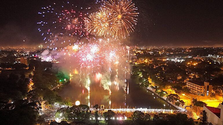 Los fuegos artificiales duraron unos diez minutos en la fiesta de Reveillon en Ciudad del Este.