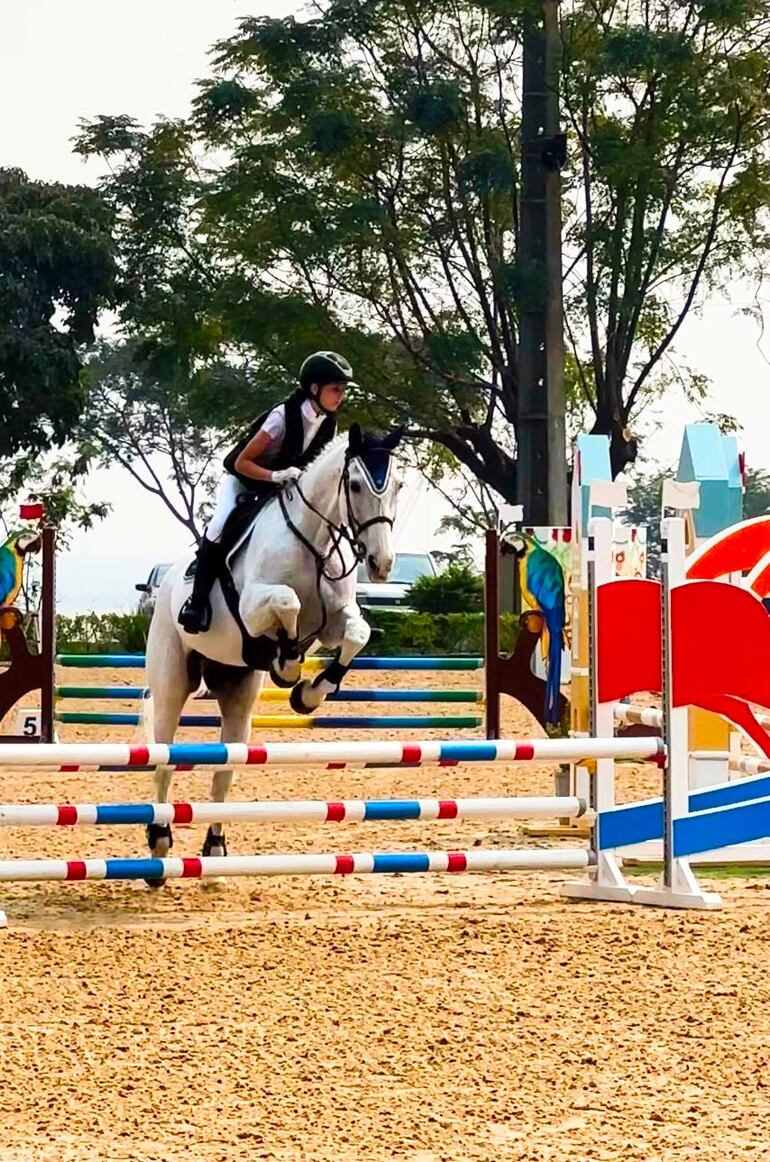 Giovanna Santi, con su montado Romeo, consiguió ayer el primer lugar en la categoría en Escuela Menores 0,80 metros, en el CHP.