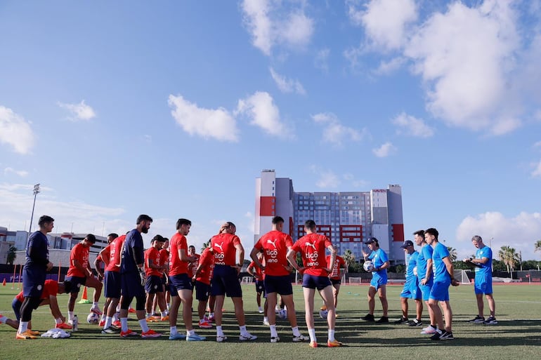 Los jugadores de la selección paraguaya en un entrenamiento en Hostoun, Texas, preparando el debut en la Copa América 2024.