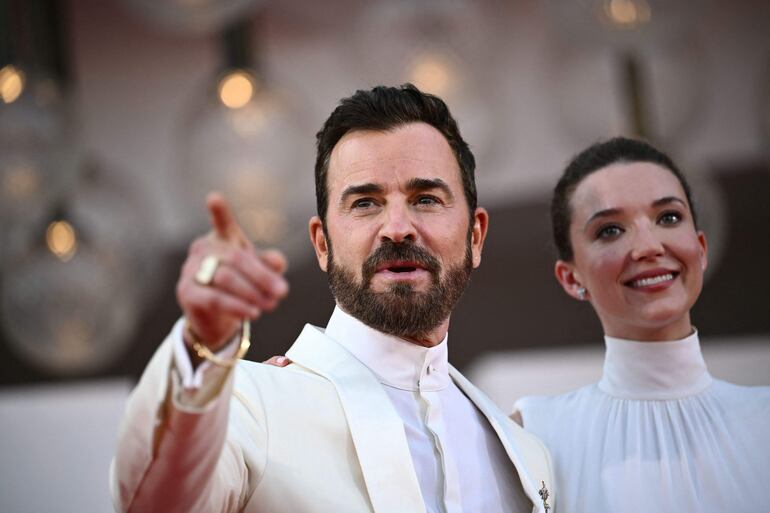 Justin Theroux se presentó de blanco a la première de "Beetlejuice Beetlejuice".