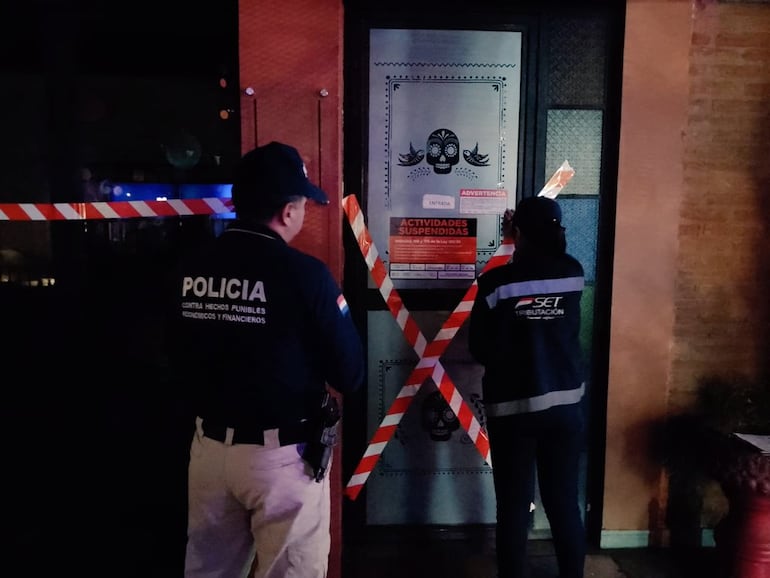 Tributaciones y la Policía Nacional cumpliendo la medida judicial de cierre por 3 días de locales que no expedían facturas.