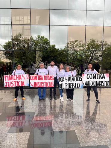 El diputado Raúl Benítez y la exsenadora Kattya González (independiente) junto a referentes del sector campesino y civil, en el lanzamiento de la marcha.