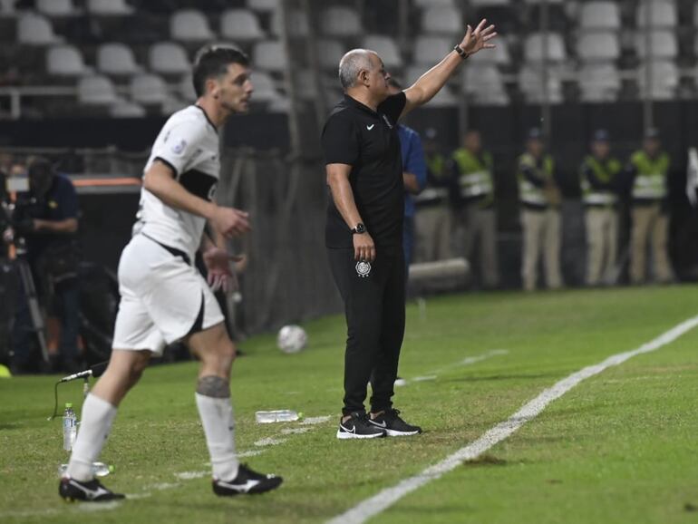Francisco Arce (d), entrenador de Olimpia, en el partido contra Nacional por la tercera fecha del torneo Clausura 2023 del fútbol paraguayo en el estadio Manuel Ferreira, en Asunción.