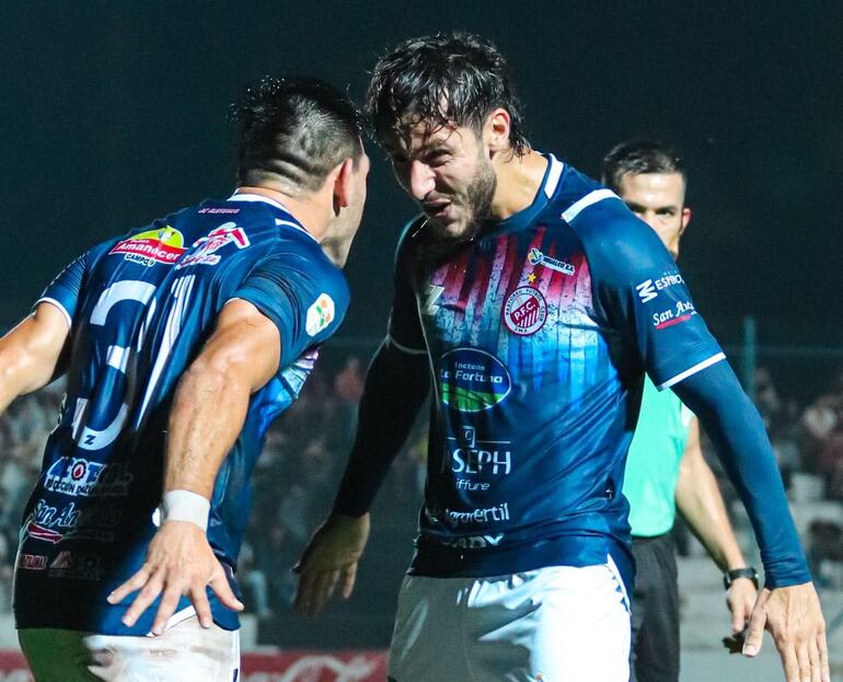 El extremo Alfredo Machado festeja con Richar Candia (31) el primer gol de Pastoreo en el triunfo de anoche a orillas del Tapiracuái. (Foto: APF)