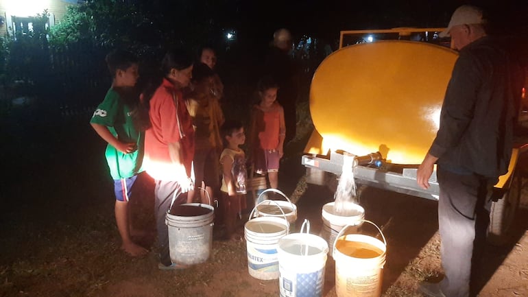 Anoche la población recibía agua frente a sus casas, de parte de gente solidaria