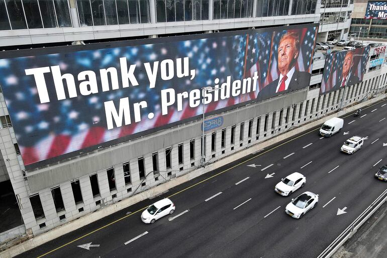 Un mural saluda el apoyo de Estados Unidos a Israel, en una calle de Tel Aviv.