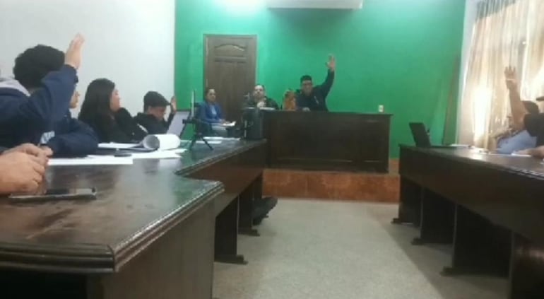 Momento en que los siete concejales de J. Augusto Saldivar votan para suspender a dos ediles por solidarizarse con una víctima de violencia de género. Captura de pantalla.