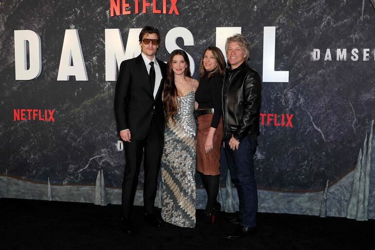 ¡En familia! Jake Bongiovi, Millie Bobby Brown, Dorothea Hurley y Jon Bon Jovi en la premier de "Damsel" en Nueva York. (Dia Dipasupil/Getty Images/AFP)
