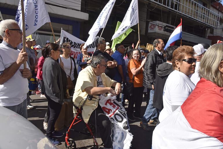 En múltiples ocasiones los asegurados, jubilados y pensionados del IPS se manifestaron contra la Ley 7037/22, conocido como Ley Samaniego. 