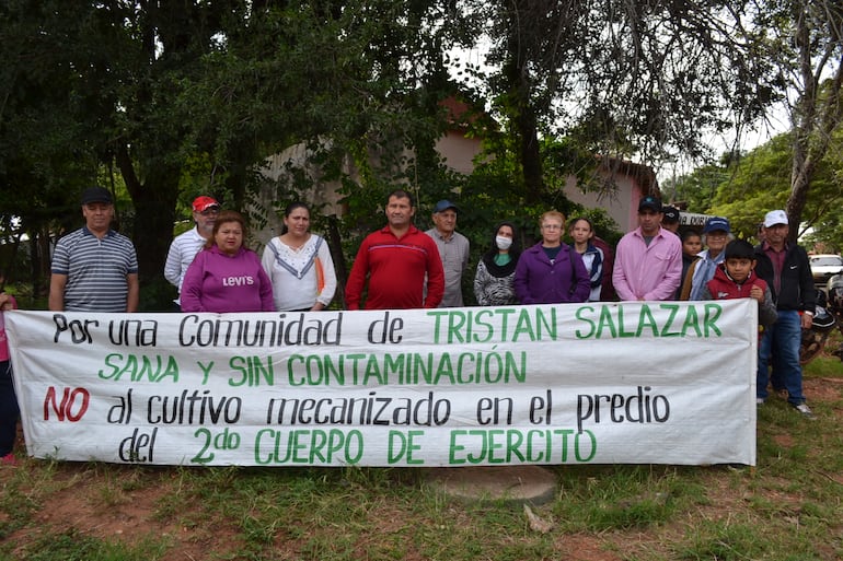 Un grupo de vecinos de la colonia Tristán Salazar II de San Juan, Misiones, presentó hoy una denuncia ante la fiscalía para que intervenga el plan de cultivo mecanizado en el Segundo Cuerpo de Ejército.