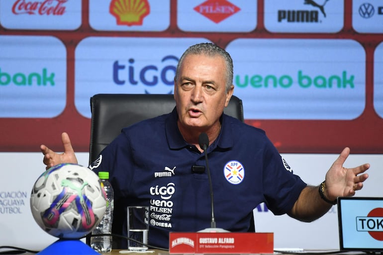 El argentino Gustavo Alfaro en la conferencia de presentación como entrenador de la selección de Paraguay.