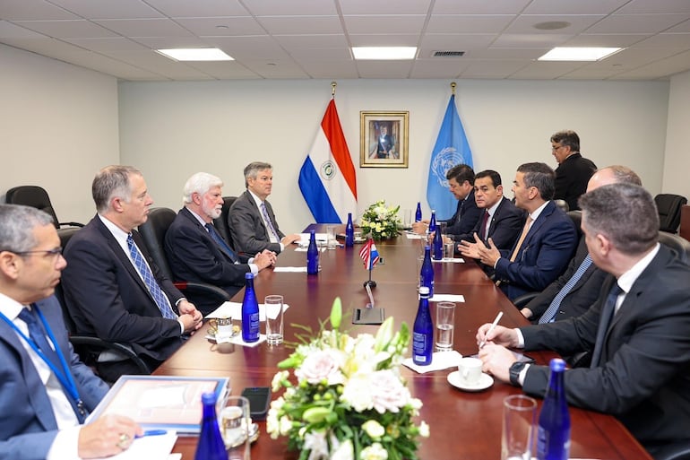 El presidente Santiago Peña (centro, a la der.) junto Chris Dodd, consejero Especial para las Américas; Dan Erikson, del Consejo Nacional de Seguridad de los Estados Unidos; Kevin Sullivan, del Departamento de Estado, entre otros miembros de la delegación estadounidense en la ONU.