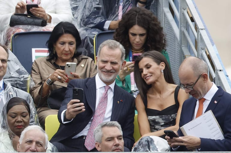 Los reyes Felipe VI y Letizia sonríen en la ceremonia de inauguración de los Juegos Olímpicos de París 2024, en la capital francesa. (EFE/ Juanjo Martín)
