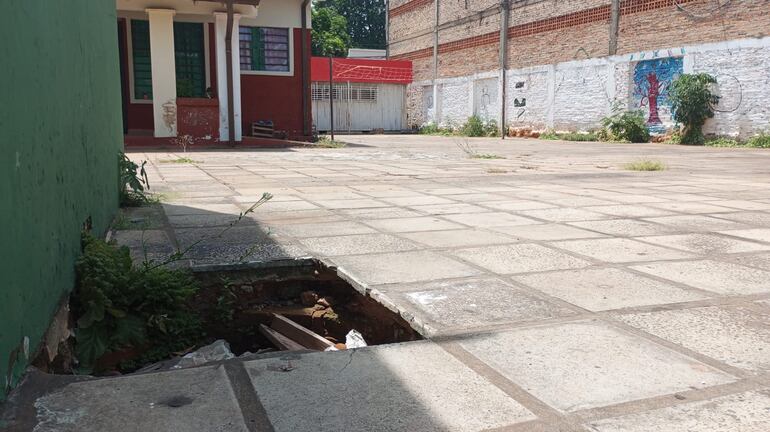 Pozo ciego a cielo abierto en el patio de la escuela y colegio.