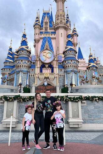 Hermosa familia. Derlis González junto a su esposa Karimi Chávez y sus hijas Eliane e Isabella.