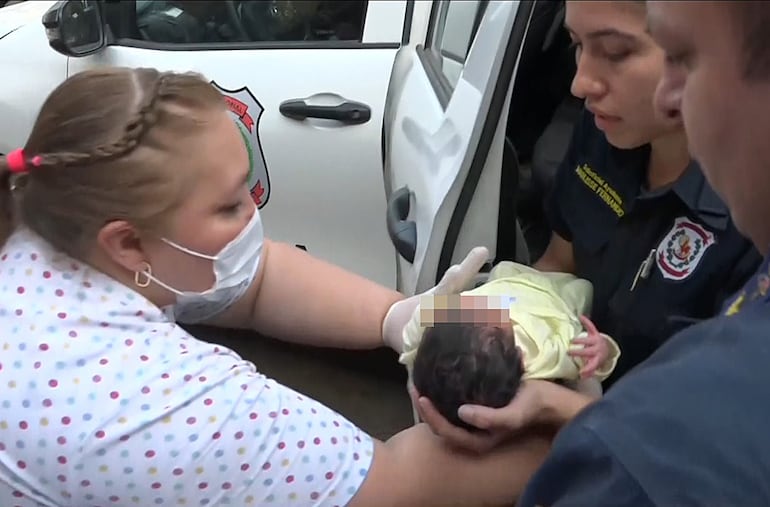 El momento en que la bebé es devuelta al Hospital de Barrio Obrero luego de su rescate ayer, jueves.