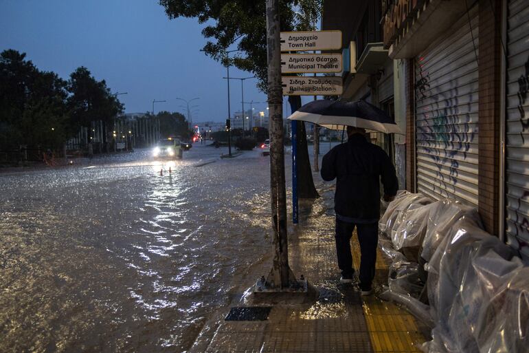 Una calle inundada en la ciudad de Volos, Grecia, el miércoles.