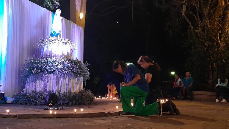 Durante la vigilia realizada desde la madrugada los creyentes rezaban al altar de la Virgen de Itacuá conforme iban llegando.