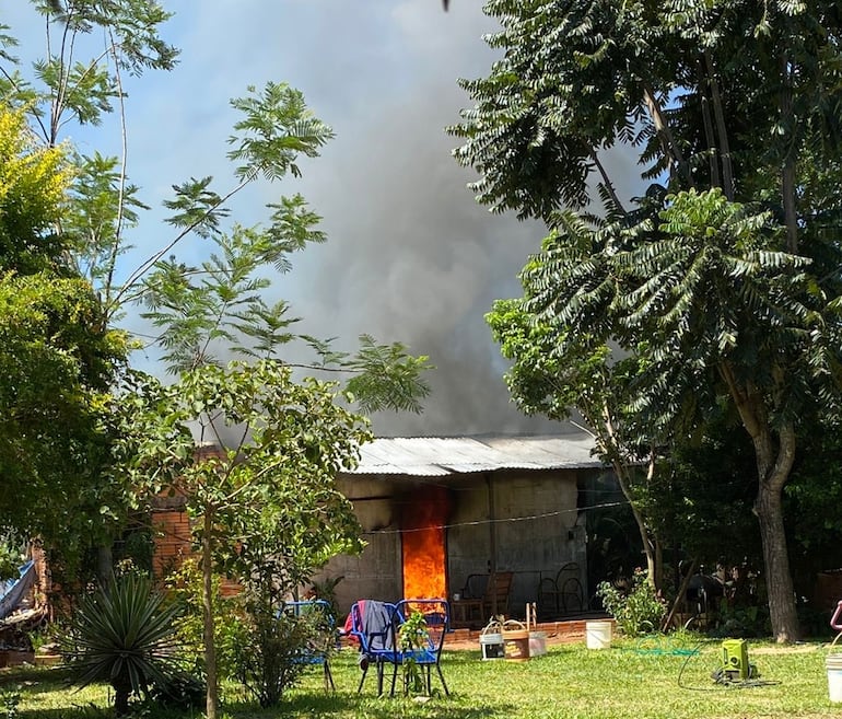 Video: incendio consume casi por completo vivienda en J. Augusto Saldívar