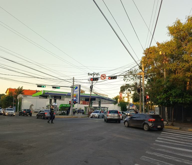 Agentes del tránsito agilizan el tránsito sobre la avenida Artigas, luego de un cierre temporal frente al INDI.