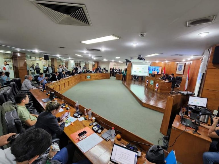 En la sesión de la Junta Municipal de Asunción se debatió sobre el estacionamiento tarifado hoy.