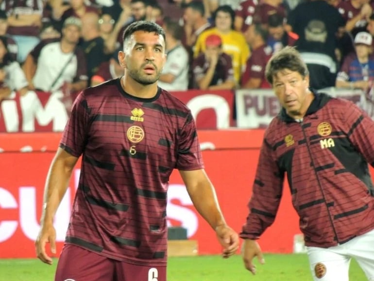 El argentino Abel Luciatti (i), futbolista de Lanús.