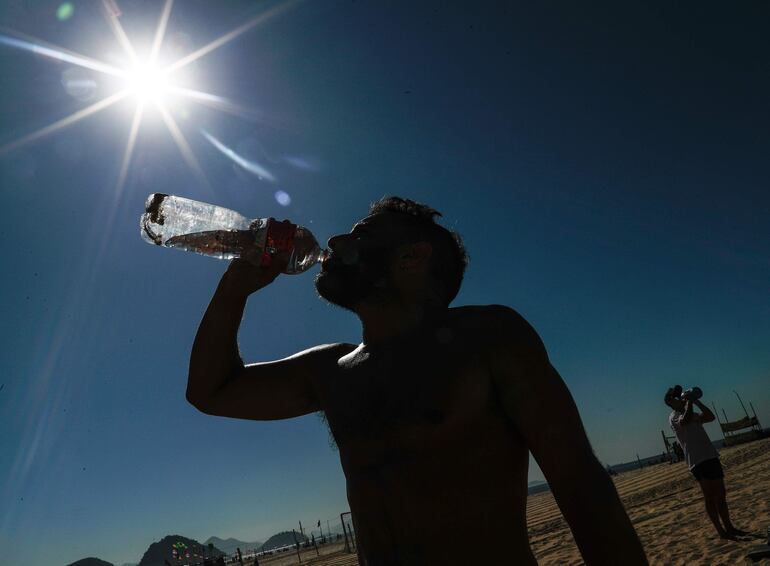 La hidratación durante el calor es esencial para evitar riesgos a la salud.