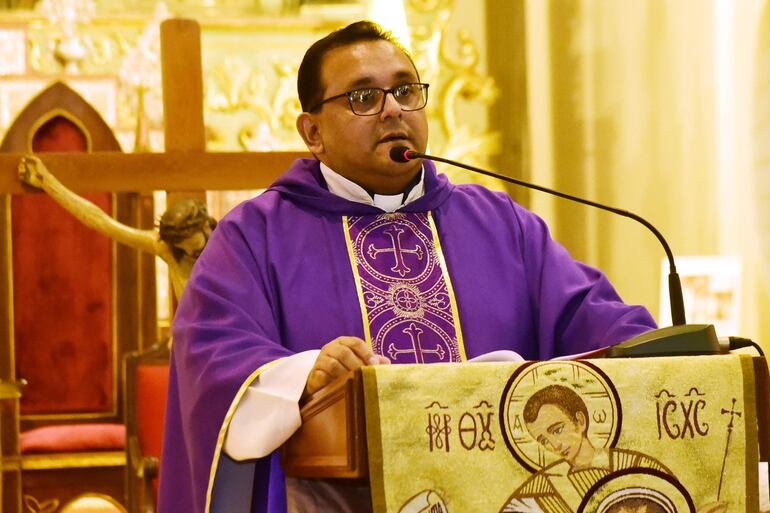 El padre Aldo Bernal durante la homilía del Miércoles de Ceniza en la Catedral.