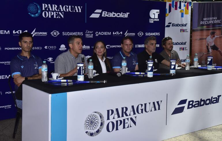 Presentación del torneo internacional ATP Challenger 75 Paraguay Open, que se disputará del 16 al 23 de marzo en el CIT. Asistieron al lanzamiento, de izq. a der., Gustavo Ramírez (vicedirector del torneo), Julio Ferrari (presidente de la APT), Carolina Molina de Fernández (presidente del CIT), Ricardo Mena (director del torneo), Víctor Pecci (Juegos Asu 2025) y Esteban Piccini (director de Sport Group-Babolat).